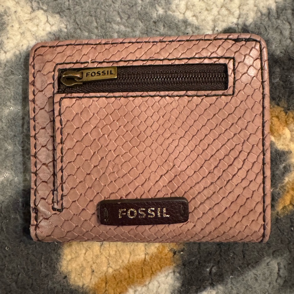 Fossil Pink Faux Leather Wallet – Stylish & Functional